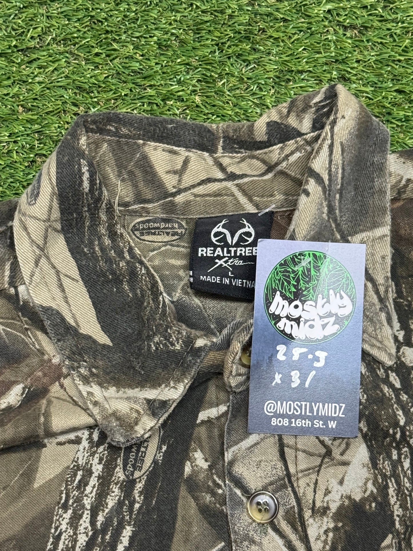 Real Tree Camo Button Up Shirt L 25.5x31